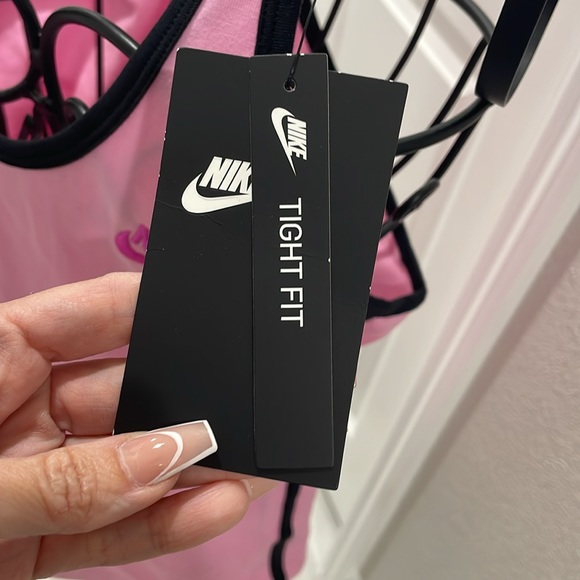 NWT Women’s Nike Tight Fit Racer Back Tank Top SZ Medium - Picture 4 of 5